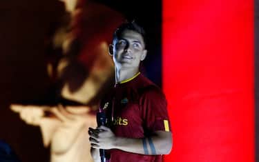 Dybala si emoziona davanti ai tifosi: "Daje Roma"