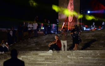 Il  nuovo giocatore della AS Roma, Paulo Dybala, saluta i tifosi durante la presentazione ai piedi del Colosseo Quadrato dell'EUR, Roma, 26 luglio 2022. ANSA/FABIO CIMAGLIA