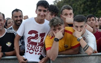 Tifosi della Romas al l Colosseo Quadrato dell'EUR per la presentazione dela nuovo giocatore Paulo Dybala Roma, 26 luglio 2022. ANSA/FABIO CIMAGLIA