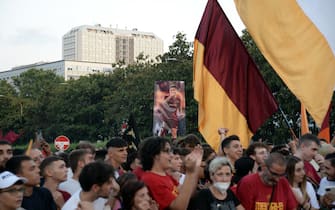 Tifosi della Romas al l Colosseo Quadrato dell'EUR per la presentazione dela nuovo giocatore Paulo Dybala Roma, 26 luglio 2022. ANSA/FABIO CIMAGLIA