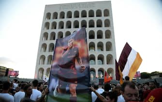 Tifosi della Romas al l Colosseo Quadrato dell'EUR per la presentazione dela nuovo giocatore Paulo Dybala Roma, 26 luglio 2022. ANSA/FABIO CIMAGLIA