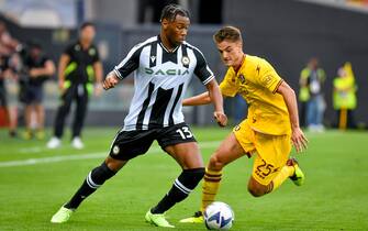 Udinese's Destiny Iyenoma Udogie (L) in action against Salernitana's Giulio Maggiore during the Italian Serie A soccer match Udinese Calcio vs US Salernitana at the Friuli - Dacia Arena stadium in Udine, Italy, 20 August 2022.ANSA/ETTORE GRIFFONI