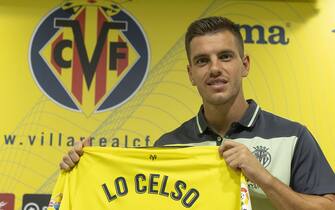 epa10124215 Argentinian midfielder Gio Lo Celso during his presentation as new player of Villarreal FC during an act held at La Ceramica stadium in Villarreal, Castellon, eastern of Spain on 16 August 2022.  EPA/Domenech Castello