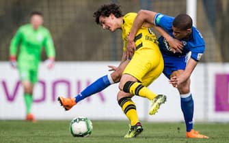 DORTMUND, GERMANY - APRIL 08: Rilind Hetemi (L) of Dortmund and Malick Thiaw (R) of Schalke in action during the B Juniors Bundesliga match between Borussia Dortmund and FC Schalke 04 on April 8, 2018 in Dortmund, Germany. (Photo by Lukas Schulze/Bongarts/Getty Images)