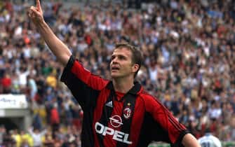 L'attaccante del Milan, Oliver Bierhoff, esulta dopo aver segnato il goal contro l'Empoli, in una immagine del 15 maggio 1999.
ANSA/CARLO FERRARO