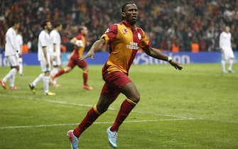 epa03655829 Galatasaray's Didier Drogba celebrates after scoring the 3-1 lead during the UEFA Champions League quarter final second leg soccer match between Galatasaray and Real Madrid in Istanbul, Turkey, 09 April 2013.  EPA/TOLGA BOZOGLU