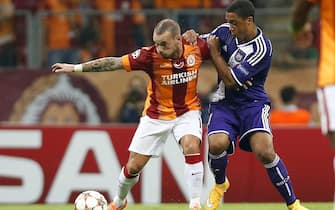 epa04403249 RSC Anderlecht's Youri Tielemans (R) in action against Galatasaray's Wesley Sneijder (L) during the UEFA Champions League Group D soccer match between Galatasaray and RSC Anderlecht in Istanbul, Turkey, 16 September 2014.  EPA/TOLGA BOZOGLU