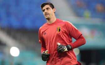 epa09291416 Goalkeeper Thibaut Courtois of Belgium warms up prior to the UEFA EURO 2020 group B preliminary round soccer match between Finland and Belgium in St.Petersburg, Russia, 21 June 2021.  EPA/Dmitry Lovetsky / POOL (RESTRICTIONS: For editorial news reporting purposes only. Images must appear as still images and must not emulate match action video footage. Photographs published in online publications shall have an interval of at least 20 seconds between the posting.)