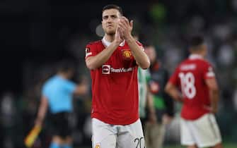 Manchester United's Diogo Dalot applauds the fans after the UEFA Europa League round of sixteen, second leg match at the Benito Villamarin Stadium, Seville. Picture date: Thursday March 16, 2023.