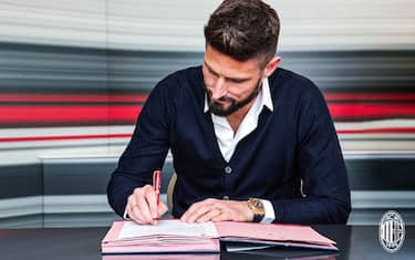 Milan, Giroud rinnova fino al 2024: è ufficiale