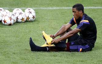 epa04401946 Anderlecht's Youri Tielemans prepares for his team's training session in Istanbul, Turkey, 15 September 2014. RSC Anderlecht will face Galatasaray Istanbul in the UEFA Champions League group D soccer match on 16 September 2014.  EPA/TOLGA BOZOGLU