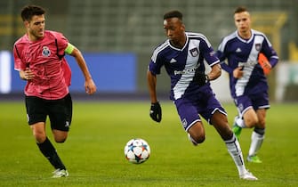 BRUSSELS, BELGIUM - MARCH 18:  Dodi Lukebakio of Anderlecht and Rui Moreira of Porto battle for the ball during the UEFA Youth League quarter final match between RSC Anderlecht and FC Porto at Constant Vanden Stock Stadium on March 18, 2015 in Brussels, Belgium.  (Photo by Dean Mouhtaropoulos/Getty Images for UEFA)