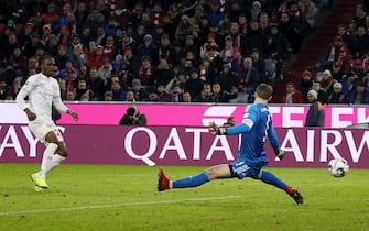 epa07187059 Duesseldorf's Dodi Lukebakio scores the 3-2  goal during the German Bundesliga soccer match between FC Bayern Munich and Fortuna Duesseldorf in Munich, Germany, 24 November 2018.  EPA/RONALD WITTEK CONDITIONS - ATTENTION: The DFL regulations prohibit any use of photographs as image sequences and/or quasi-video.