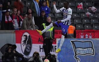 epa10233077 Hertha’s Dodi Lukebakio celebrates after scoring the 1-1 goal during the German Bundesliga soccer match between Hertha BSC and SC Freiburg in Berlin, Germany, 09 October 2022.  EPA/CLEMENS BILAN CONDITIONS - ATTENTION: The DFL regulations prohibit any use of photographs as image sequences and/or quasi-video.