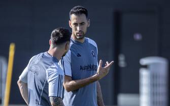 epa10753659 Spanish soccer player Sergio Busquets (R) speaks with his Argentine team mate Lionel Messi  during an Inter Miami CF training session at Florida Blue Training Center in Fort Lauderdale, Florida, USA, 18 July 2023. The Seven-time Ballon d’Or winner and World Cup Champion Lionel Messi signed a contract with Inter Miami CF.  EPA/CRISTOBAL HERRERA-ULASHKEVICH