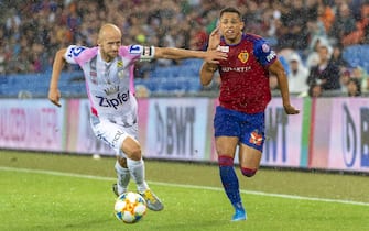 epa07761164 LASK's Gernot Trauner (L) in action against Basel's Noah Okafor (R) during the UEFA Champions League third qualifying round, first leg soccer match between FC Basel and LASK in Basel, Switzerland, 07 August 2019.  EPA/GEORGIOS KEFALAS
