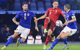epa09579429 Switzerland's forward Noah Okafor (C) fights for the ball against Italy's defender Leonardo Bonucci (R) and Italy's defender Francesco Acerbi (L) during the 2022 FIFA World Cup European Qualifying Group C match between Italy and Switzerland at the Stadio Olimpico in Rome, Italy, 12 November 2021.  EPA/JEAN-CHRISTOPHE BOTT