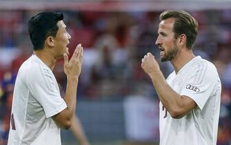 epa10797561 Munich's new player Harry Kane (R) and team mate Min-Jae Kim chat during warm up before German Super Cup soccer match between FC Bayern Munich and RB Leipzig in Munich, Germany, 12 August 2023.  EPA/RONALD WITTEK CONDITIONS - ATTENTION: The DFL regulations prohibit any use of photographs as image sequences and/or quasi-video.