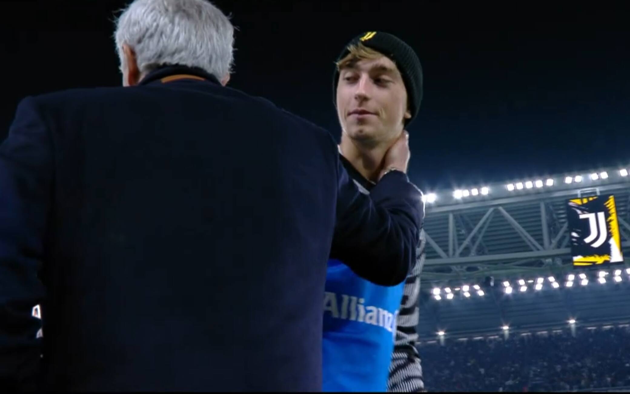 Il momento dell'incrocio tra Mourinho e Huijsen durante l'ultimo Juventus-Roma