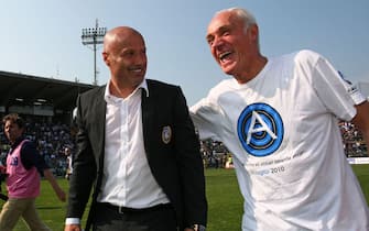 Il presidente dell'Atalanta, Antonio Percassi (D), con l'allenatore Stefano Colantuono festaggiano la promozione in Serie A, questo pomeriggio 07 maggio 2011 allo stadio Atleti Azzurri d'Italia a Bergamo.
ANSA/GIAMPAOLO MAGNI