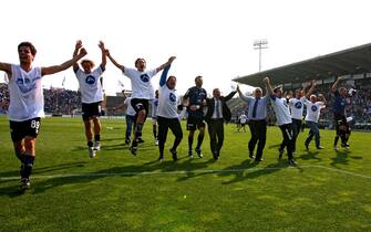 I giocatori dell'Atalanta festaggiano la promozione in Serie A, questo pomeriggio 07 maggio 2011 allo stadio Atleti Azzurri d'Italia a Bergamo.
ANSA/GIAMPAOLO MAGNI
