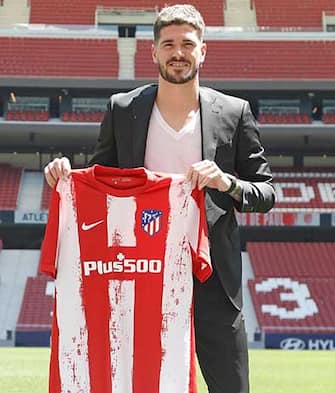 epa09371530 A handout photo made available by Atletico de Madrid shows Atletico Madrid's new Argentinean midfielder Rodrigo de Paul posing during his presentation at Wanda Metropolitano stadium in Madrid, Spain, 27 July 2021.  EPA/-  HANDOUT EDITORIAL USE ONLY/NO SALES