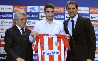 Croatian defender Sime Vrsaljko (c) poses for the media next to Atletico Madrid's president, Enrique Cerezo (L), and Sports Manager, Jose Luis Perez Caminero, during his presentation as new player of Atletico Madrid at Vicente Calderon Stadium in Madrid, Spain, 18 July 2016. Vrsaljko has signed with the Spanish club for the next five seasons. EFE/Victor Lerena