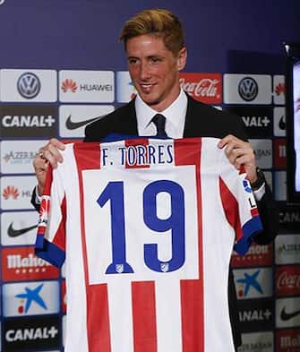 Spanish forward Fernando Torres poses with his new jersey during his presentation as new Atletico de Madrid's player at Vicente Calderon stadium, in Madrid, Spain, 04 January 2015. The player was transferred by AC Milan until 30 June 2016. EFE/PACO CAMPOS