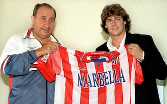 MD09 - 19980725 - LOS ANGELES DE SAN RAFAEL, SPAIN : Italian soccer player Michele Serena is joined by Jesus Gill, president of Atletico Madrid, as he holds up his new team's jersey during his presentation as new Atletico player for the next four years, in Madrid 25 July.   EPA/EFE/ALBERTO MARTIN 