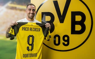 DORTMUND, GERMANY - AUGUST 28: Paco Alcacer signs a new contract with Borussia Dortmund at Dortmund on August 28, 2018 in Dortmund, Germany. (Photo by Alexandre Simoes/Borussia Dortmund via Getty Images)