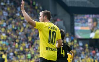 epa05480511 Dortmund's Mario Goetze waves to supporters during the team presentation of Borussia Dortmund at Signal-Iduna-Park in Dortmund, Germany, 13 August 2016.  EPA/GUIDO KIRCHNER