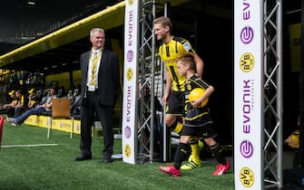 epa05480508 Dortmund's Andre Schuerrle enters the pitch during the team presentation of Borussia Dortmund at Signal-Iduna-Park in Dortmund, Germany, 13 August 2016.  EPA/GUIDO KIRCHNER