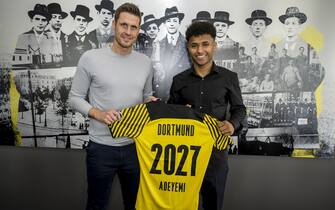 DORTMUND, GERMANY - MAY 10: New Borussia Dortmund player Karim Adeyemi is unveiled with Sebastian Kehl of Borussia Dortmund on May 10, 2022 in Dortmund, Germany. (Photo by Alexandre Simoes/Borussia Dortmund via Getty Images)