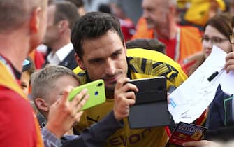 HARDHEIM, GERMANY - JULY 12: Mats Hummels of Borussia Dortmund takes selfies with the supporters prior to the pre-season friendly match between FC Schweinberg and Borussia Dortmund on July 12, 2019 in Schweinberg near Hardheim, Germany. (Photo by TF-Images/Getty Images)