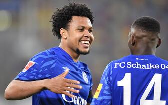 GERMANY SOCCER BUNDESLIGA epa08448360 Schalke's Weston McKennie, left, celebrates with Schalke's Rabbi Matondo after scoring the 0-1 goal during the German Bundesliga soccer match between Fortuna Duesseldorf and FC Schalke 04 in Duesseldorf, Germany, 27 May 2020. EPA/MARTIN MEISSNER / POOL CONDITIONS - ATTENTION: The DFL regulations prohibit any use of photographs as image sequences and/or quasi-video.