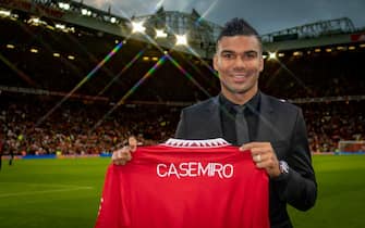 MANCHESTER, ENGLAND - AUGUST 22:  New signing Casemiro of Manchester United poses with a shirt prior to the Premier League match between Manchester United and Liverpool FC at Old Trafford on August 22, 2022 in Manchester, United Kingdom. (Photo by Ash Donelon/Manchester United via Getty Images)
