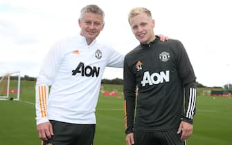 MANCHESTER, ENGLAND - SEPTEMBER 09: (EXCLUSIVE COVERAGE) Donny van de Beek of Manchester United poses with Manager Ole Gunnar Solskjaer after a first team training session at Aon Training Complex on September 09, 2020 in Manchester, England. (Photo by Matthew Peters/Manchester United via Getty Images)