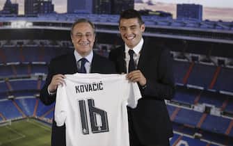 epa04889033 Croatian midfielder Mateo Kovacic (R) poses next to Real Madrid's President Florentino Perez during his presentation as new player of the team at Santiago Bernabeu in Madrid, Spain, 19 August 2015. Kovacic has signed a six-year contract with the Spanish club.  EPA/JUAN CARLOS HIDALGO