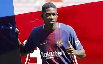 Barcellona FC presenta il nuovo giocatore Ousmane Dembele FC Barcelona's new player French Ousmane Dembele controls the ball during his presentation at Camp Nou stadium in Barcelona, Spain, 28 August 2017. EFE/Andreu Dalmau