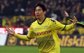 epa03083088 Dortmund's Japanese forward Shinji Kagawa celebrates after scoring the opening goal during the German Bundesliga soccer match between Borussia Dortmund and 1899 Hoffenheim in Dortmund, Germany, 28 January 2012.(ATTENTION: EMBARGO CONDITIONS! The DFL permits the further utilisation of the pictures in IPTV, mobile services and other new technologies only no earlier than two hours after the end of the match. The publication and further utilisation in the internet during the match is restricted to 15 pictures per match only.)  EPA/KEVIN KUREK