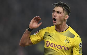epa06336271 Dortmund's Maximilian Philipp celebrates after scoring during the German Bundesliga soccer match between VfB Stuttgart and Borussia Dortmund in Stuttgart, Germany, 17 November 2017.  EPA/DANIEL KOPATSCH EMBARGO CONDITIONS - ATTENTION: Due to the accreditation guidelines, the DFL only permits the publication and utilisation of up to 15 pictures per match on the internet and in online media during the match.