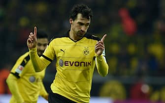 Dortmund's defender Mats Hummels reacts during the German first division Bundesliga football match of Borussia Dortmund vs Hannover 96 in Dortmund, western Germany, on February 13, 2016. / AFP / PATRIK STOLLARZ / RESTRICTIONS: DURING MATCH TIME: DFL RULES TO LIMIT THE ONLINE USAGE TO 15 PICTURES PER MATCH AND FORBID IMAGE SEQUENCES TO SIMULATE VIDEO. == RESTRICTED TO EDITORIAL USE == FOR FURTHER QUERIES PLEASE CONTACT DFL DIRECTLY AT + 49 69 650050        (Photo credit should read PATRIK STOLLARZ/AFP/Getty Images)