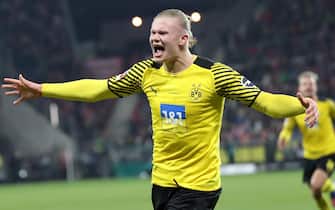 epa09829506 Dortmund's Erling Haaland celebrates his team's 1-0 lead during the German Bundesliga soccer match between FSV Mainz 05 and Borussia Dortmund in Mainz, Germany, 16 March 2022.  EPA/FRIEDEMANN VOGEL CONDITIONS - ATTENTION: The DFL regulations prohibit any use of photographs as image sequences and/or quasi-video.