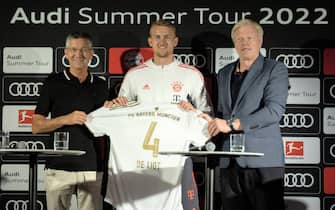 20 July 2022, US, Washington: Soccer: Bundesliga soccer team FC Bayern München travels to the USA. At a media event, new signing Matthijs de Ligt (center) is introduced by CEO Oliver Kahn (right) and President Herbert Hainer. As the new head of defense, De Ligt comes from Juventus Turin for 67 million euros plus possible bonuses and has signed a five-year contract with Bayern. Photo: Enrique Huaiquil/dpa