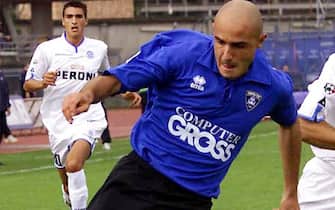 20020328-FIRENZE: Maccarone, giocatore dell' Empoli che ieri sera ha esordito nella Nazionale maggiore guidata da Giovanni Trapattoni. Qui in una partita del suo club contro il Napoli. MARCO BUCCO/ANSA.