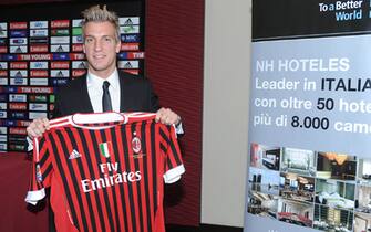 MILAN 2011/12 PRESENTAZIONE MAXI LOPEZ MILAN 2011/12 PRESENTAZIONE MAXI LOPEZ