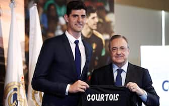 epa06937513 Real Madrid's president Florentino Fernandez (R) poses next to Belgian Thibaut Courtois (L) during his presentation as Real Madrid's new goalkeeper at Santiago Bernabeu stadium in Madrid, Spain, 09 August 2018.  EPA/Mariscal