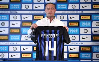 MILAN, ITALY - JUNE 28:  FC Internazionale new signing Radja Nainggolan poses with the club shirt during press conference on June 28, 2018 in Milan, Italy.  (Photo by Marco Luzzani - Inter/FC Internazionale via Getty Images)