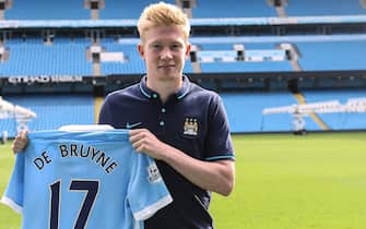 Manchester City New Signing Kevin De Bruyne, Manchester City's new signing Kevin De Bruyne poses with his new number seventeen shirt   (Photo by Sharon Latham/Manchester City FC via Getty Images)