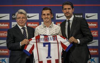 epa04337097 French midfielder Antoine Griezmann (C) poses with Atletico Madrid's president Enrique Cerezo (L) and with the team's sports director Jose Luis Perez Caminero (R) during his presentation as new player of Spanish Liga's Primera Division team Atletico Madrid at Vicente Calderon stadium in Madrid, central Spain, 31 July 2014. Griezmann has signed with Atletico Madrid for the next six seasons.  EPA/Emilio Naranjo